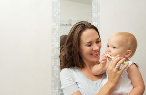 Découvrir quelle brosse à dent utiliser pour bébé