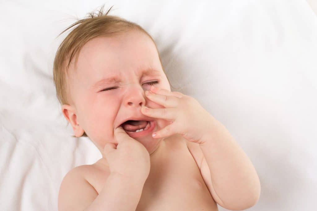 Symptôme visible de la poussée dentaire de bébé